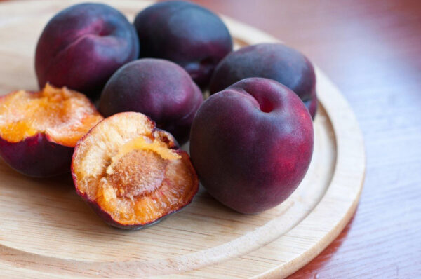 Персик Чорний Принц, середньо-пізній сорт